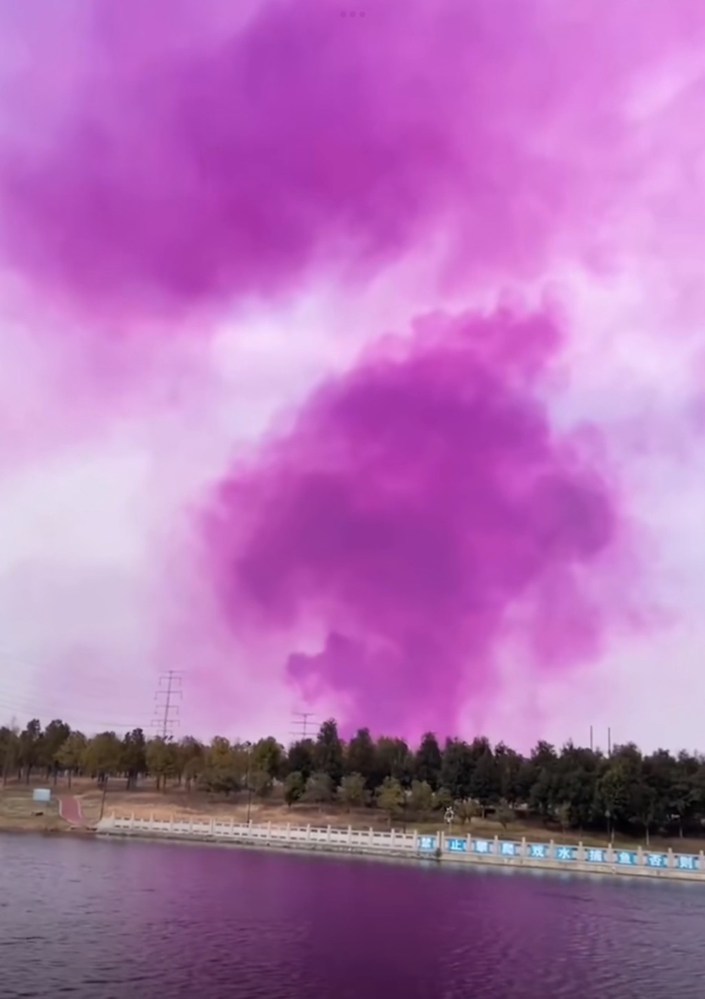 化肥厂喷紫烟将天空染成紫色惹民众不安。