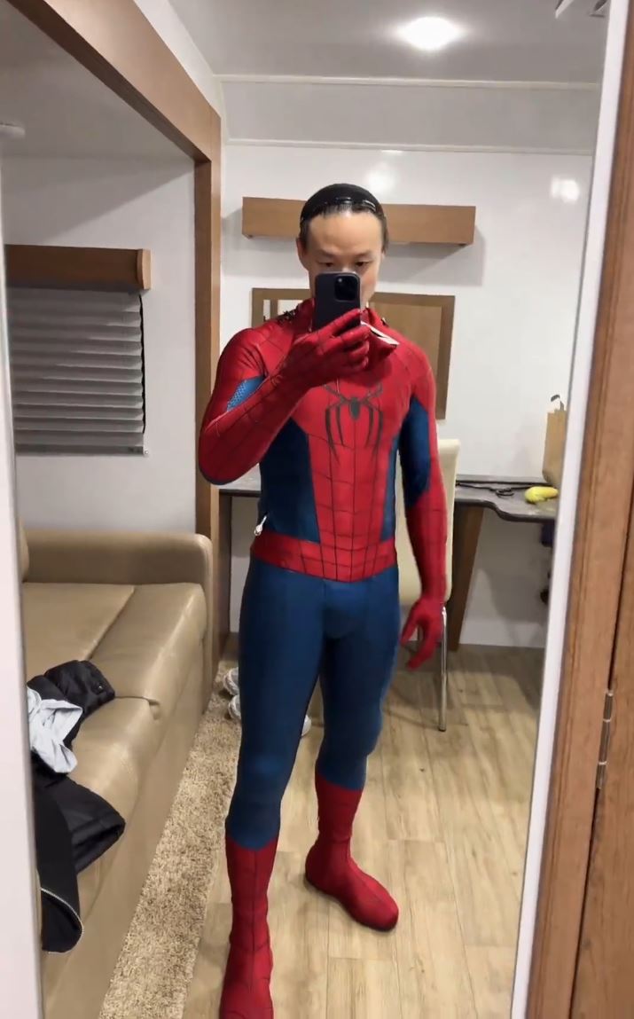 河南动作演员王壮壮在《蜘蛛侠：英雄重生》，担任Tom Holland的替身。微博