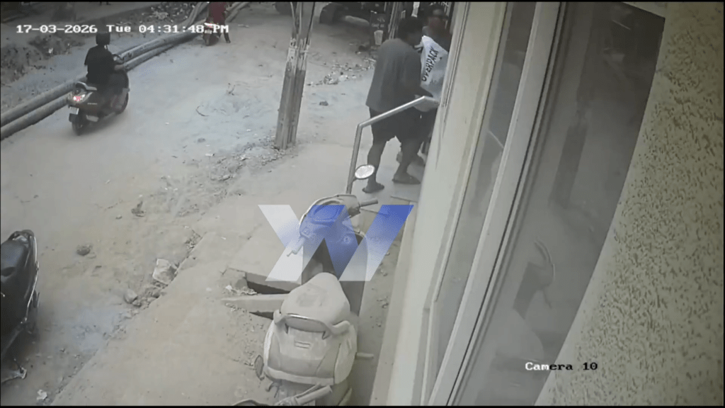 2名壮汉大费周章地把“人肉快递”抬到门市。 X@path2shah