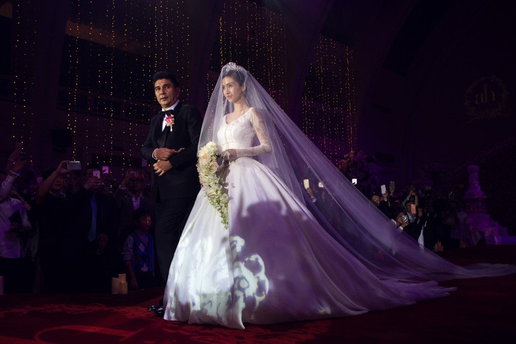 2015年10月8日，Angelababy与黄晓明在上海展览中心举行盛大婚礼。