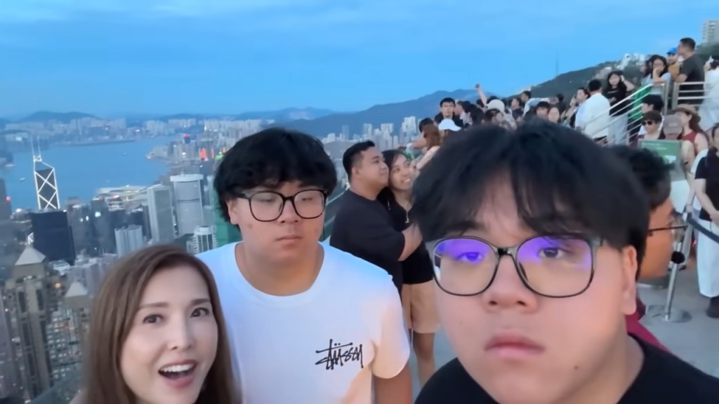 李婉華示意他們向網民打招呼，他們都有大方入鏡微笑及揮手。