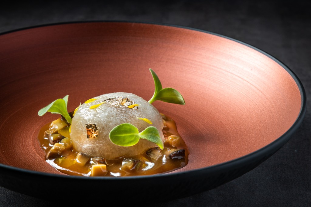 冬瓜燕窩球配燒鴨海參汁($680/B)，半圓形的冬瓜中間是燕窩，加上濃湯、燒鴨粒及海參粒豐富味道，好吃又好看。