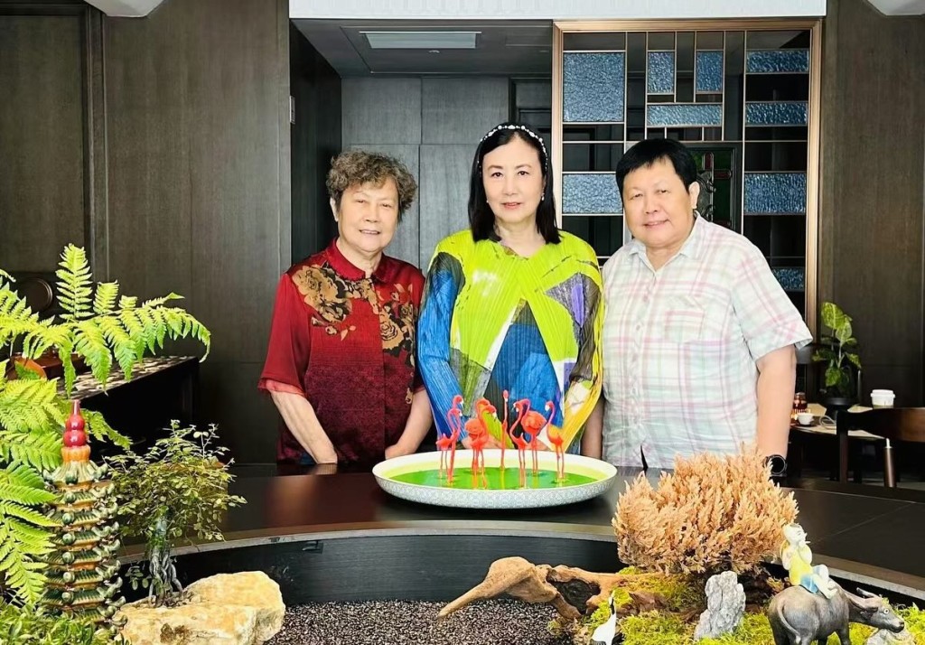 汪明荃很高興還見到羅文的姐姐和妹妹。 汪明荃很高興還見到羅文的姐姐和妹妹。