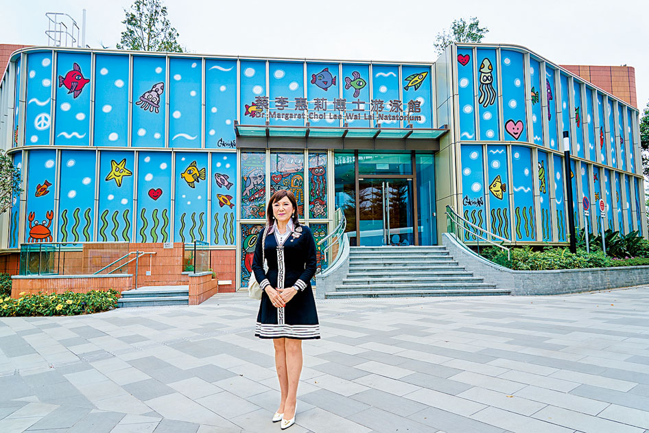 安基司學校是全港首所具備幼稚園游泳課程的學校，學校設有獨立游泳館，圖為安基司學校校監蔡李惠莉博士。
