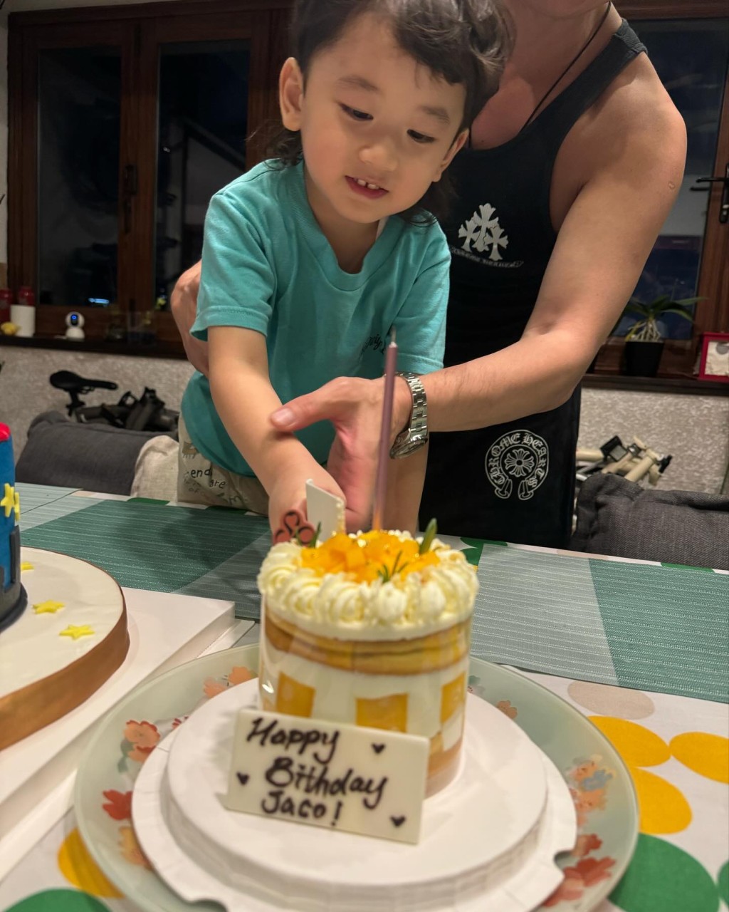 壽星仔Jaco開心切蛋糕。