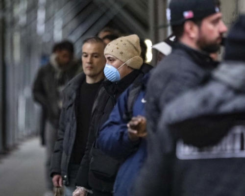 美國人開始反思應否開變傳統戴口罩的觀念,以戴口罩的方式抗疫。AP
