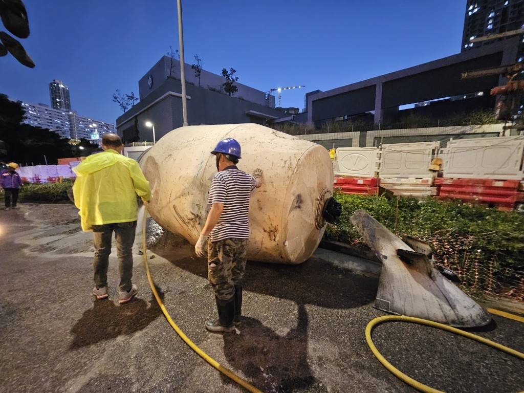 有工人意外後趕至清理路面。