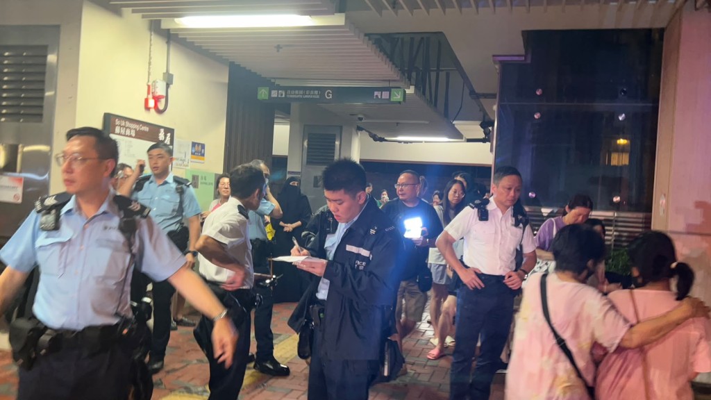 警員協助居民疏散。蔡楚輝攝 警員協助居民疏散。蔡楚輝攝