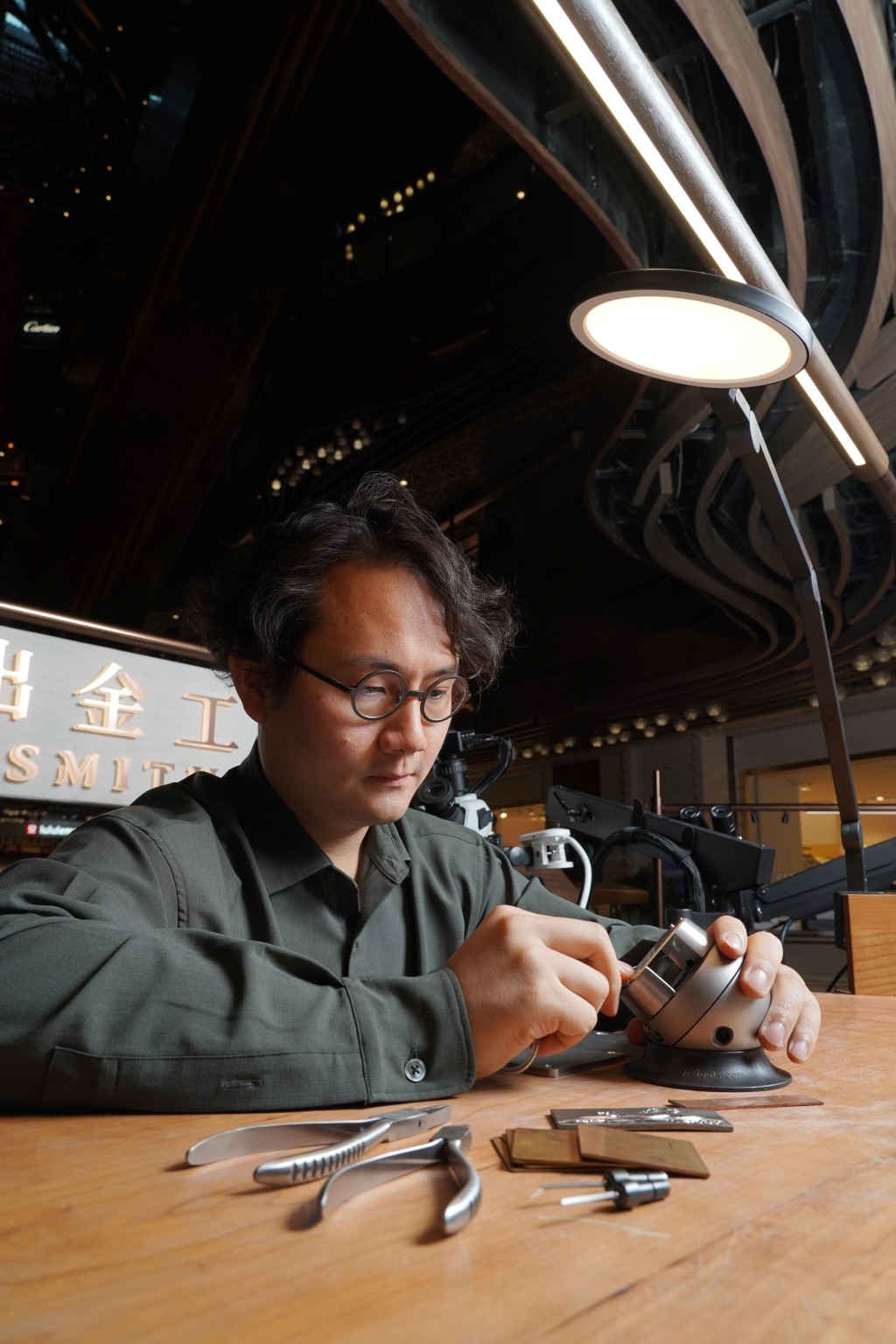 「日出金工」主理人陳業（Yve Chan），是一位香港設計師、寶石學家、工匠和企業家。