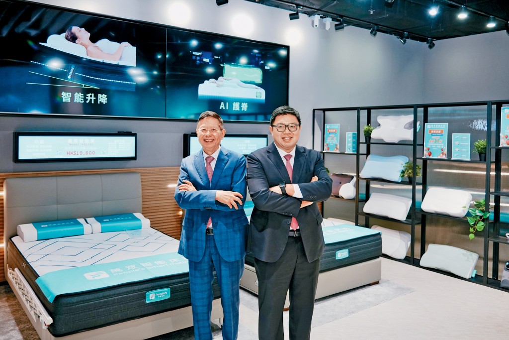 梁啟雄（左）今次繼續與兒子梁成永（右）拍住上，進軍智能床褥行業。梁啟雄表示主要發現香港有約40%市民需要睡眠幫助。