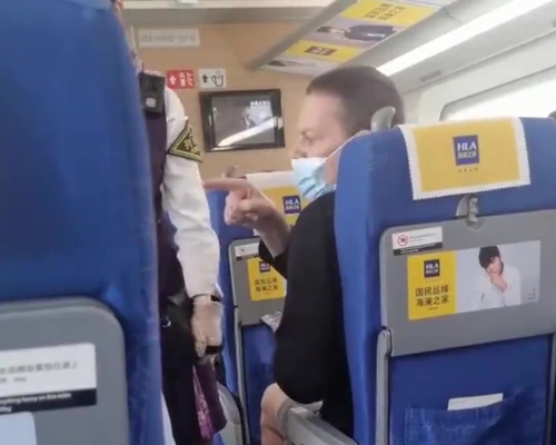外籍旅客坐火車不戴口罩，鄰座阿姨提醒反被辱罵。