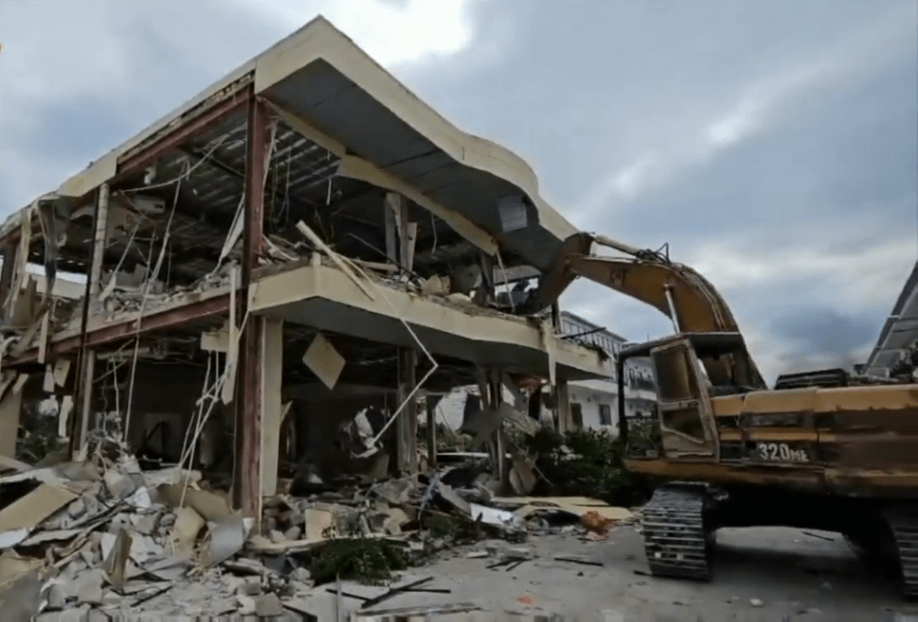 緬甸軍政府公開炸毀KK園區建築物的畫面。  緬甸軍政府