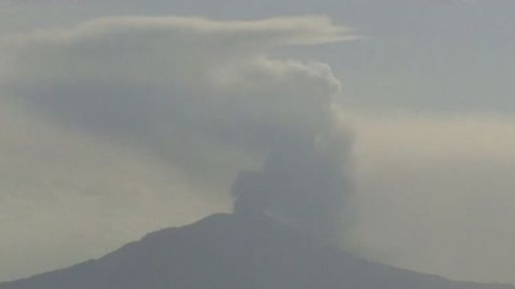 位于诹访之濑岛的御岳火山今日也喷发，火山灰柱高达1600米。(互联网)