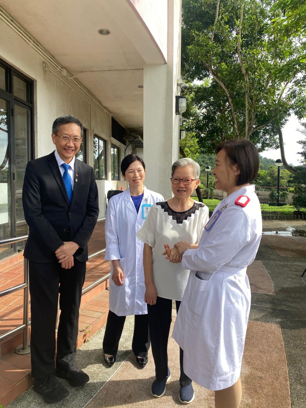 龐太(右二)指，丈夫在接受紓緩治療那兩年間，能自行外出晨運、飲茶、購物、烹飪，全賴醫療人員的悉心關懷和鼓勵。 翁嘉琳攝