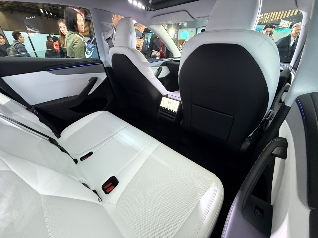 新款Tesla Model Y後排新增8吋觸屏，可於串流平台瀏覽影片。