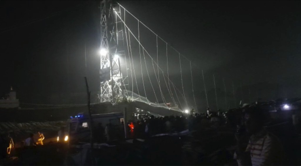 出事的行人吊橋位於西部古吉拉特邦，當地周日傍晚6時半左右，橋身突然斷裂。AP