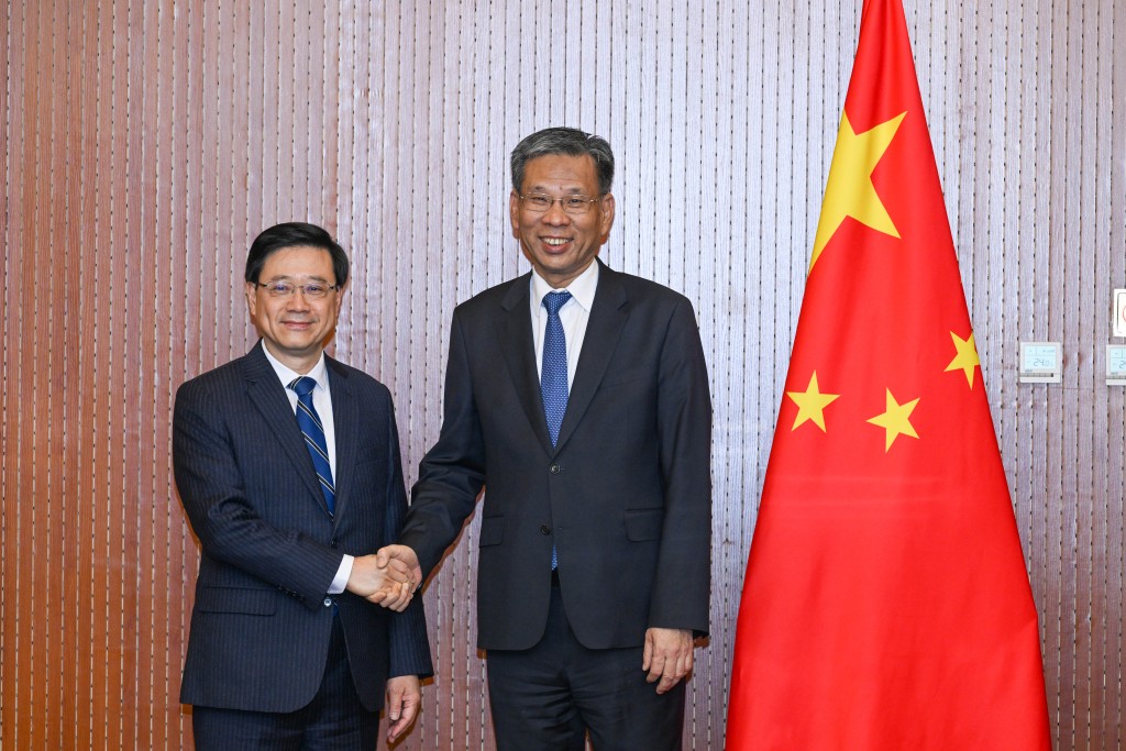李家超（左）与财政部部长刘昆（右）会面。（政府新闻处图片）