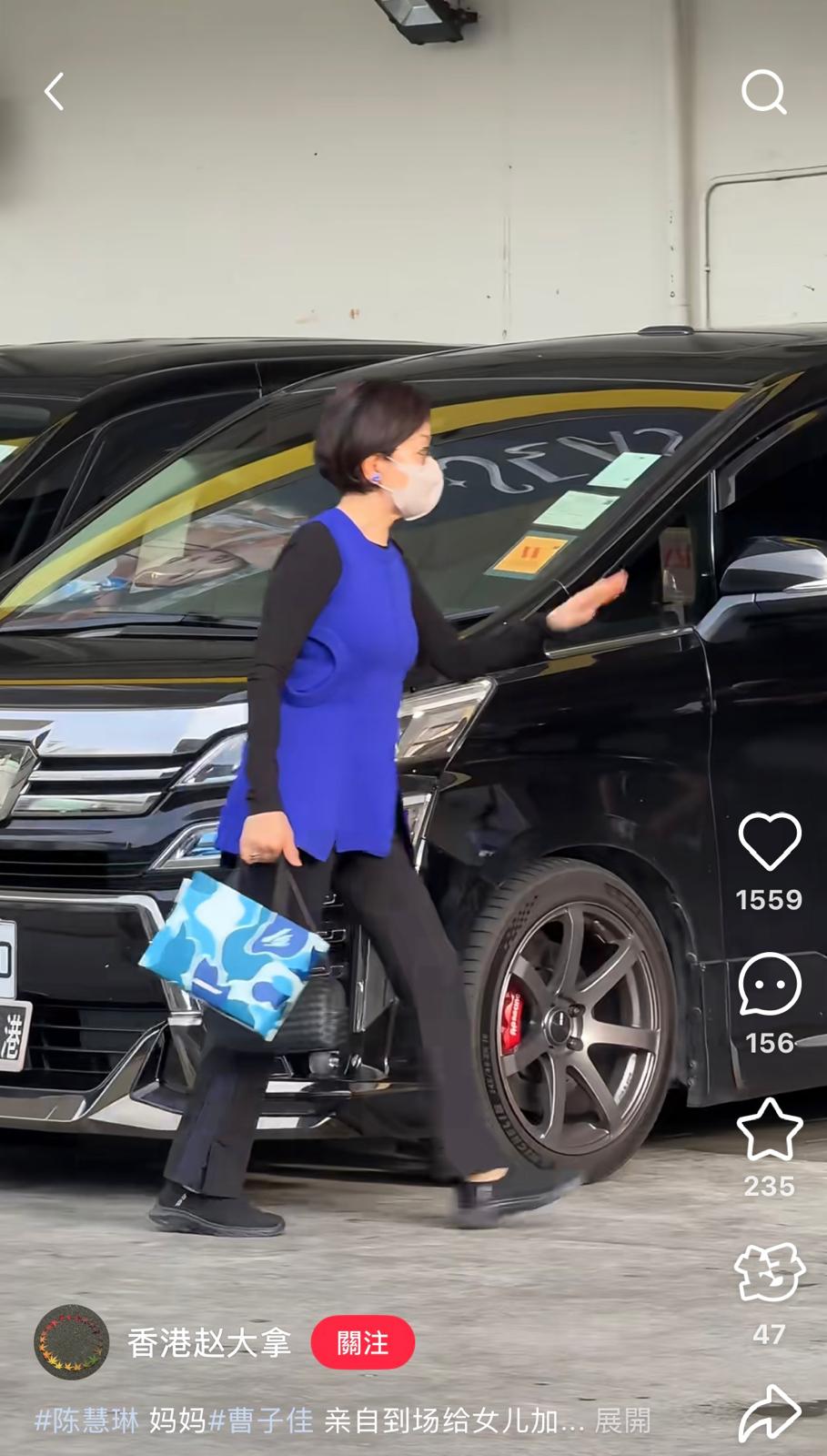 陳慧琳母親曹子佳健步如飛。 陳慧琳母親曹子佳健步如飛。