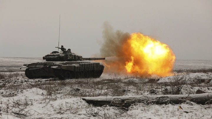 俄軍坦克在演習中開火。AP圖片