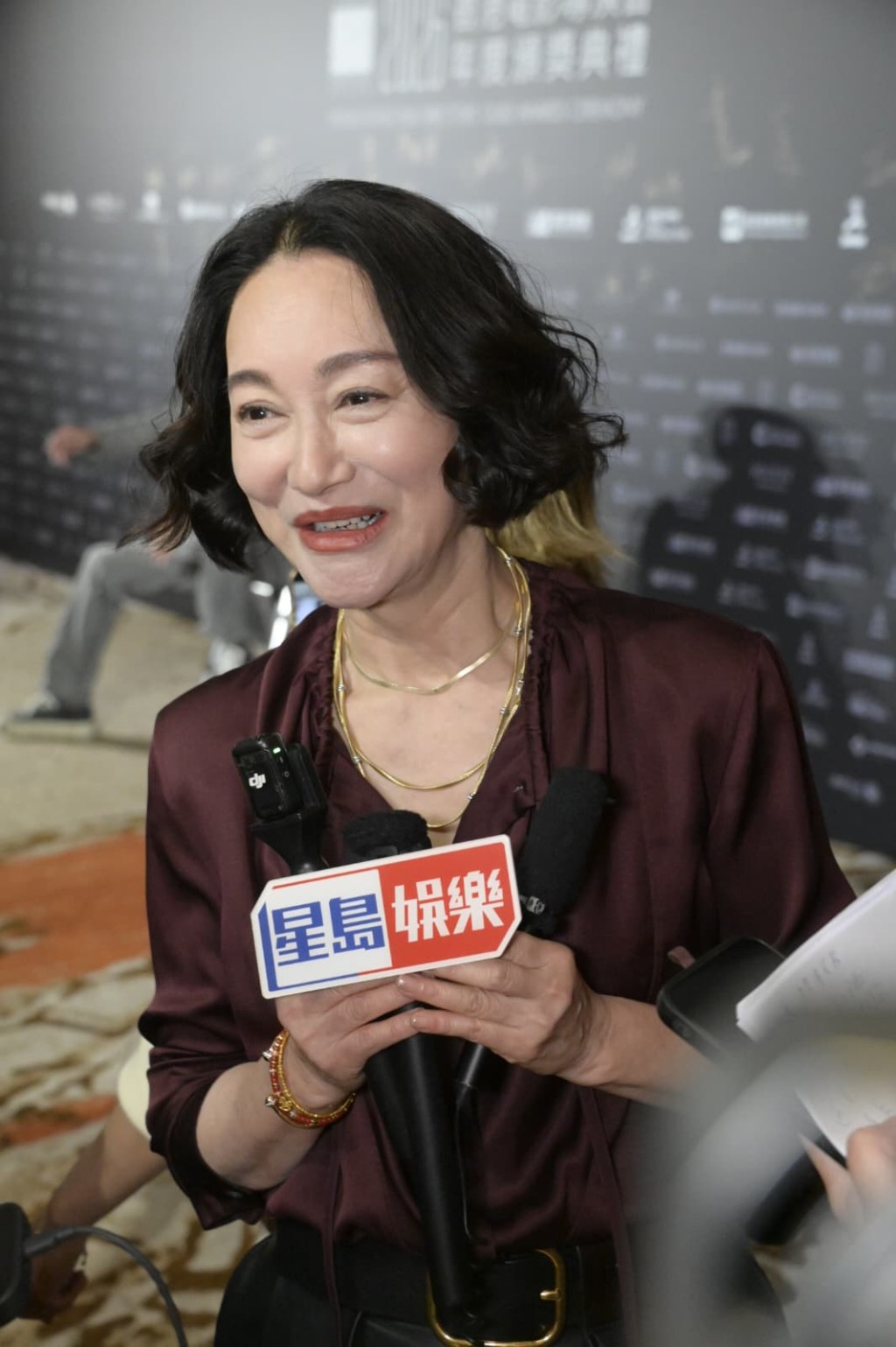 惠英红拍嘢中港两边走。 惠英红拍嘢中港两边走。