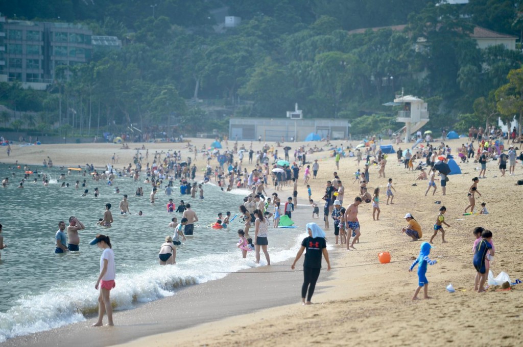天氣炎熱,市民到海邊消暑。