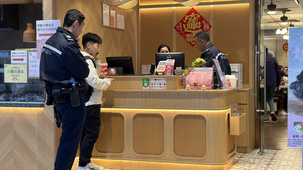 警員在涉事客家菜館調查。