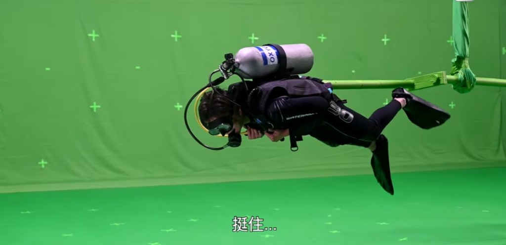 在綠幕前拍潛水戲甚考腰力，Bosco笑言拍到腰都斷。