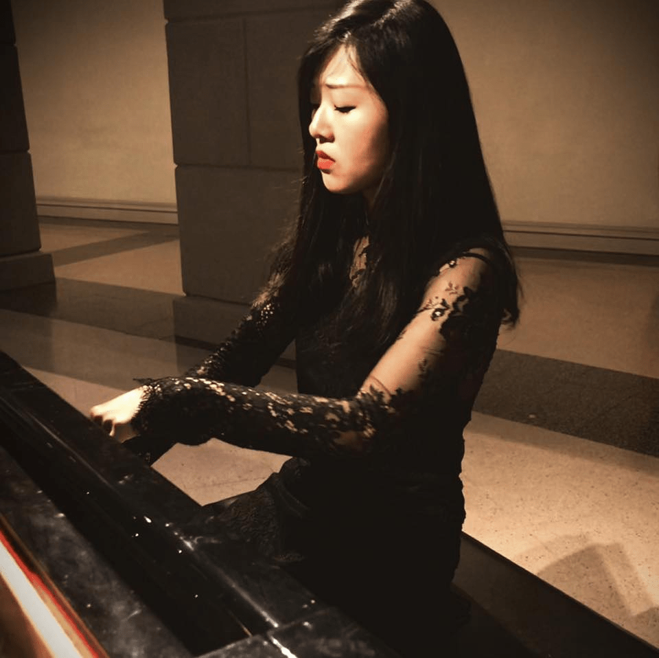 劉薇璐從小學習鋼琴,本科畢業於華中師範大學音樂專業,之後赴美留學,獲得音樂與藝術碩士學位。 Weilu Liu個人FB 劉薇璐從小學習鋼琴,本科畢業於華中師範大學音樂專業,之後赴美留學,獲得音樂與藝術碩士學位。 Weilu Liu個人FB