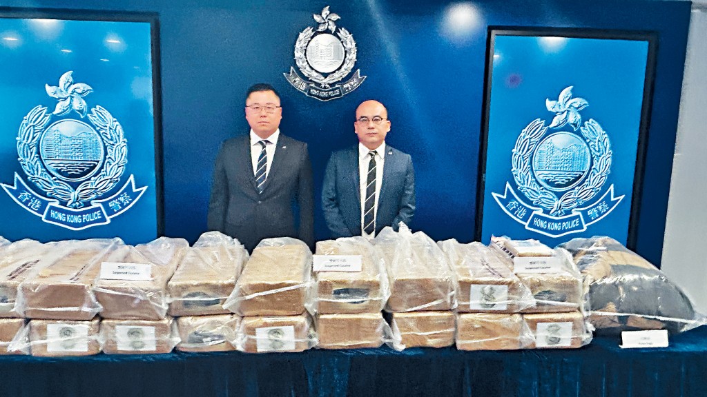 警方毒品調查科警司關駿軒（左）與湛耀光總督察交代案情及展示案中證物。