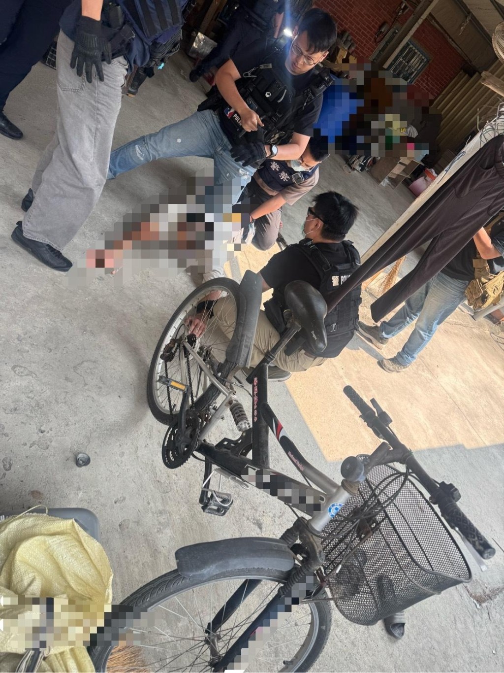 警方逮人画面。 中天新闻