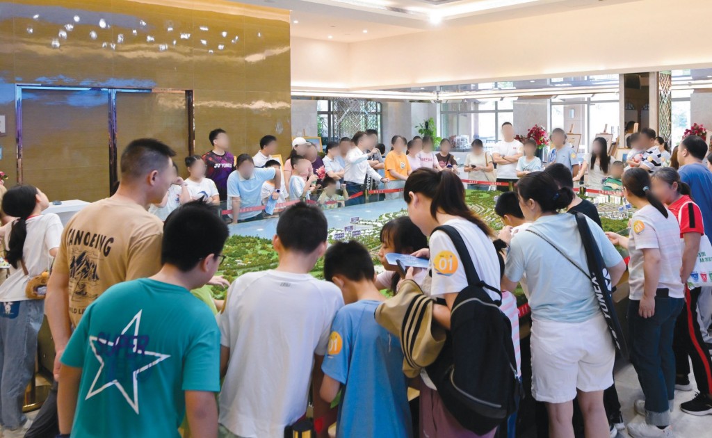 全新城市尊墅示範單位日前正式開放，銷售中心現場人流絡繹不絕，氣氛熱烈。