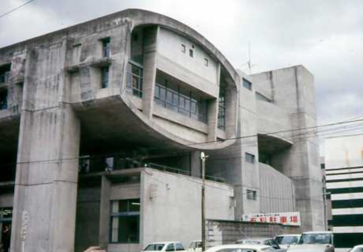 建于1960年，由矶崎新设计的日本大分县医师会馆。网上图片