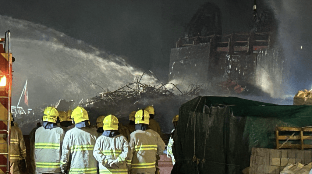 消防接報後列作「二級船火」規格動員。蔡楚輝攝