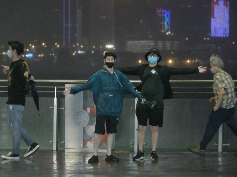 尖沙嘴有市民無懼風雨觀浪。