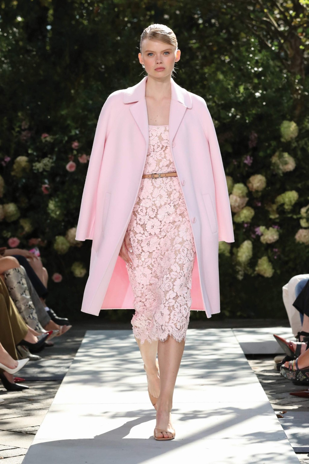 粉红色喱士裙配搭同色大衣，造型刚柔兼备。
