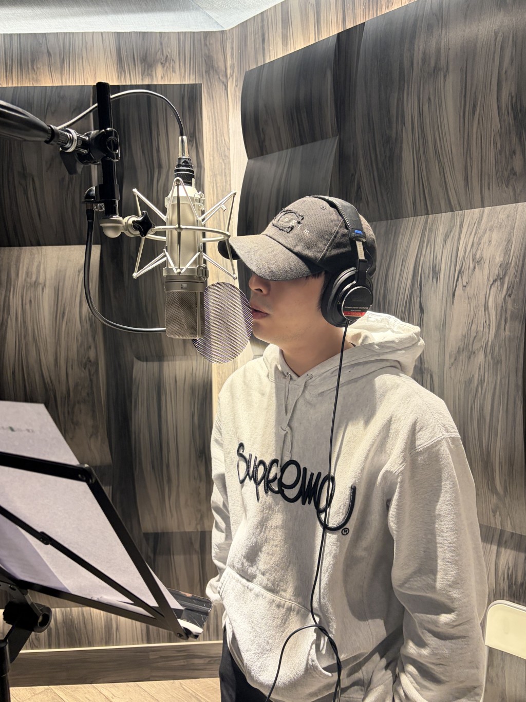 Edan最近為《萬幸》錄音。