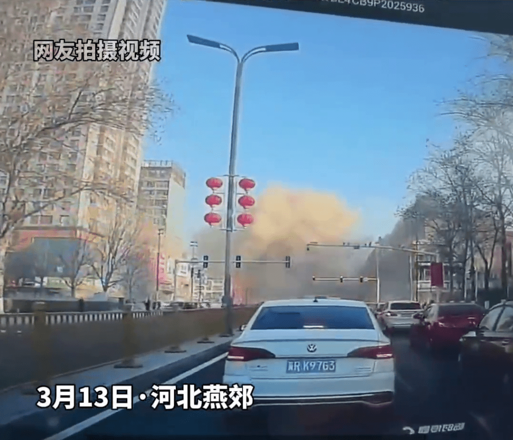 河北燕郊發生爆炸，爆炸衝擊波衝向馬路，大量濃煙冒出。
