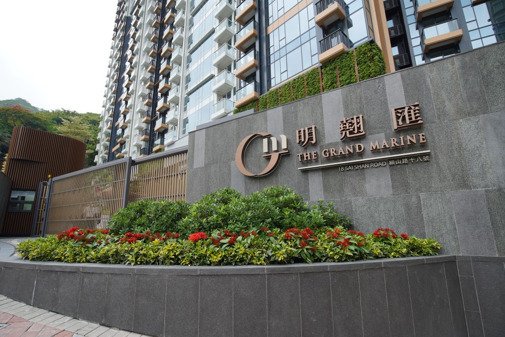 青衣明翹匯1A座中層G室錄銀主盤成交,面積約299方呎,以428萬元成交。 青衣明翹匯1A座中層G室錄銀主盤成交,面積約299方呎,以428萬元成交。