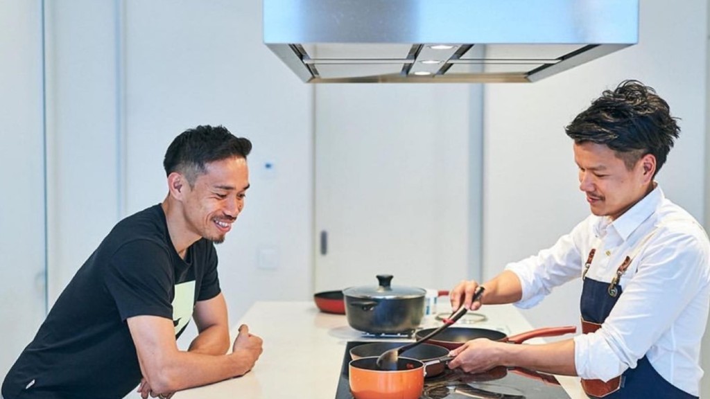 专属鱼糕由长友佑都（左）与主厨加藤超也（右）共同研发。网上图片