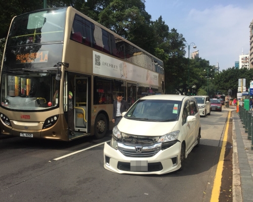 巴士與私家車相撞。