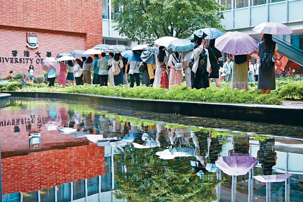 不少內地遊客愛到港大打卡。資料圖片 不少內地遊客愛到港大打卡。資料圖片