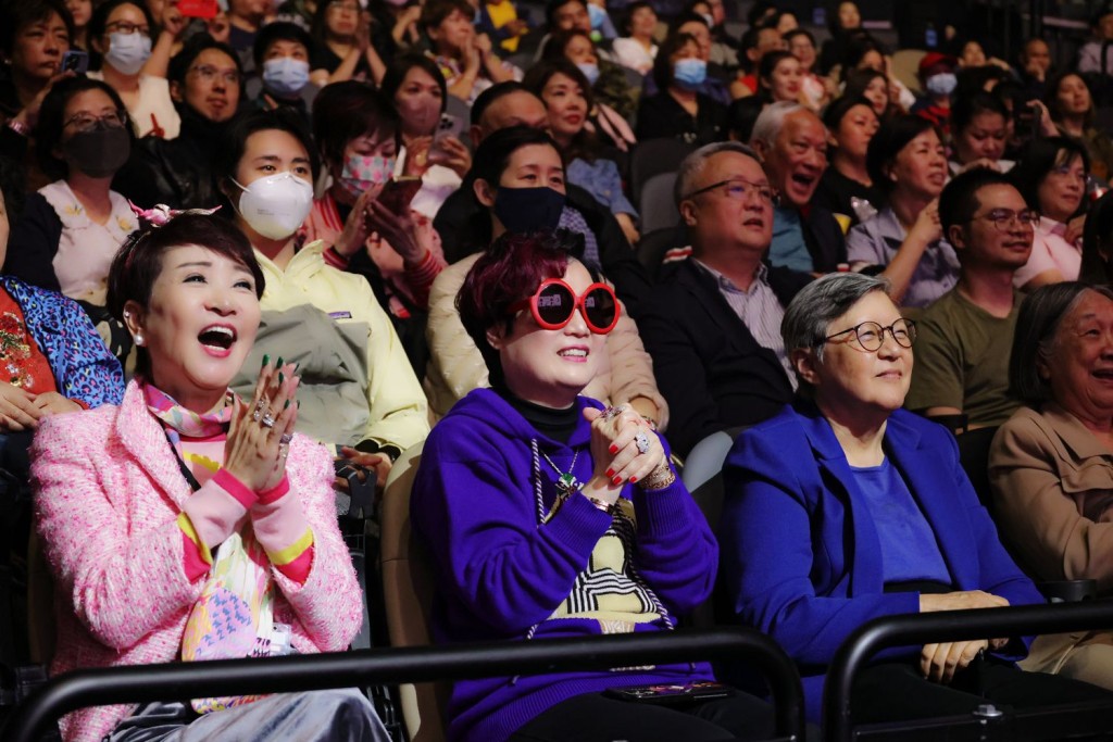 陈淑芬与老友狄波拉及范徐丽泰(右)一起欣赏《星星相识50年．演唱会》演出。
