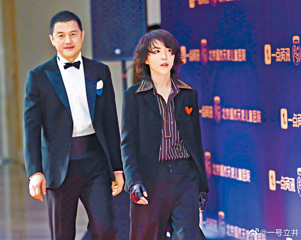 李亚鹏与前度继女窦靖童齐出席嫣然慈善晚宴，证明感情仍深厚。