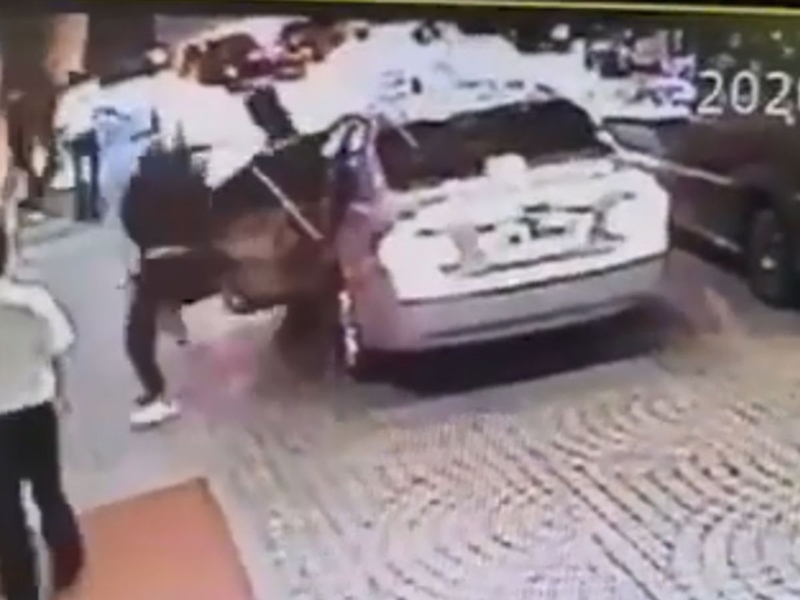 兇徒下車。網上影片截圖