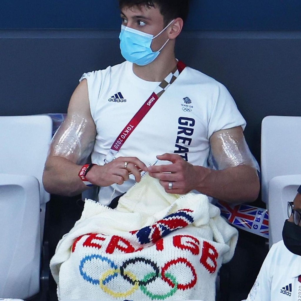 池边织嘢相片全世界疯传。