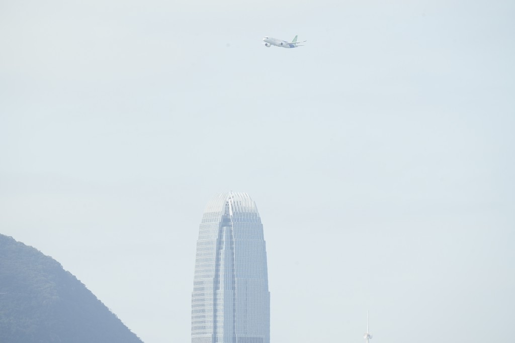 C919客機兩度飛過觀塘海濱。劉駿軒攝