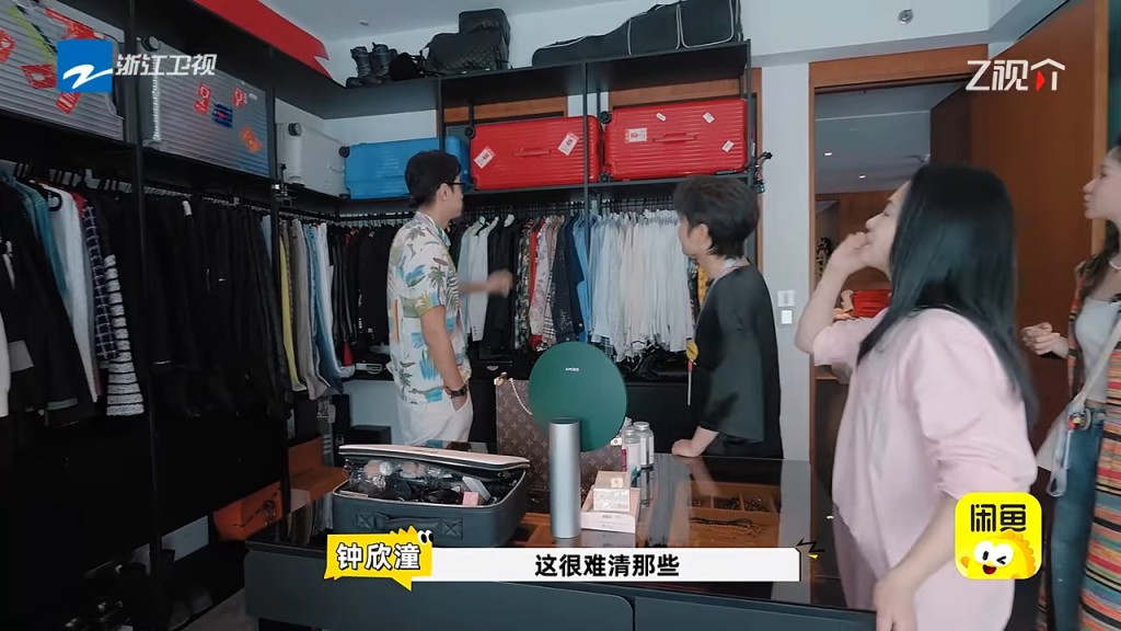 十足走入一間名牌店舖。 十足走入一間名牌店舖。