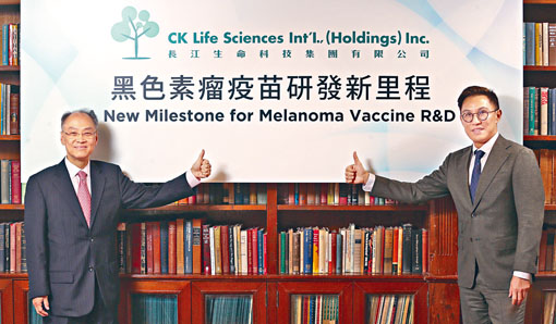 長江生命科技副總裁及營運總監余英才（左） 表示，集團每年的科研開支達1.6億至1.8億元。圖右為副總裁及科學總監杜健明（右）。