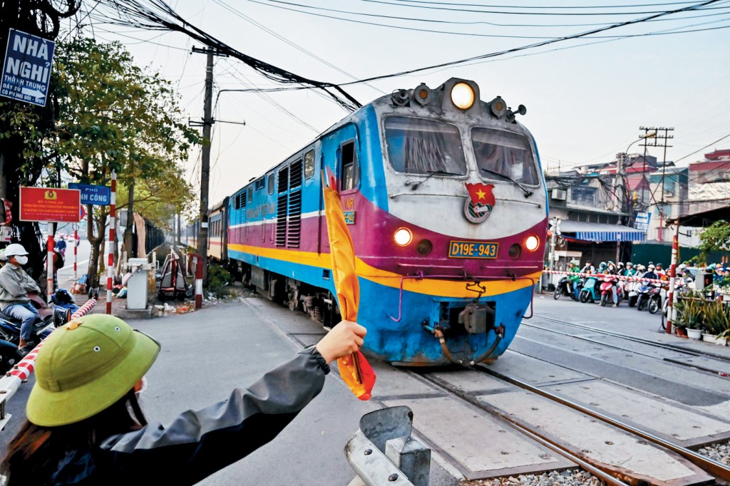 河內一列舊式載客火車上周六由火車站駛出。