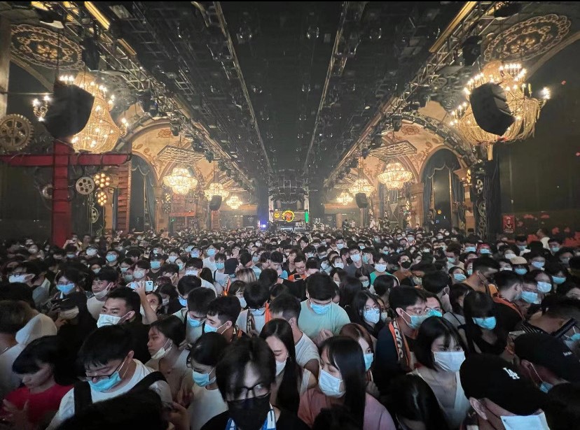 現場好多人嗌回水。